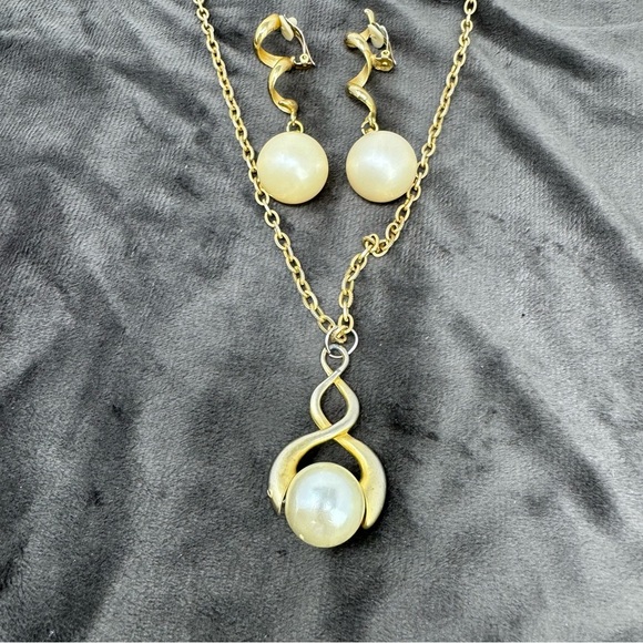 Vintage Faux Pearls Necklace and Matching Dangling Earrings - Picture 4 of 4